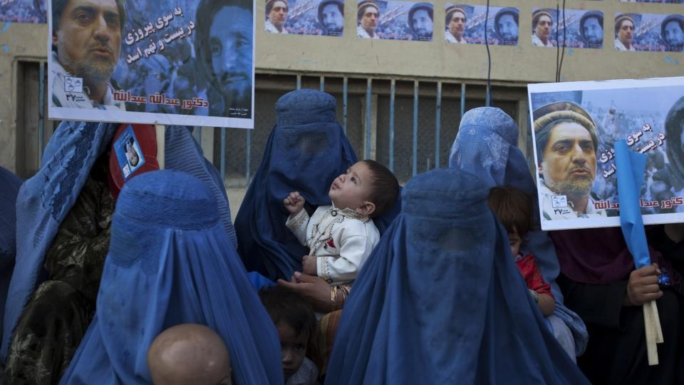 FRYKTER KVINNEFRAFALL: Den afghanske valgkommisjonen trenger flere titusen kvinnelige medarbeidere til � bemanne valgstasjoner reservert for kvinner i torsdagens valg. Mangelen p� kvinnelige valgmedarbeidere kan nekte store grupper afghanske velger � delta i presidentvalget. Foto: REUTERS / Adrees Latif / SCANPIX