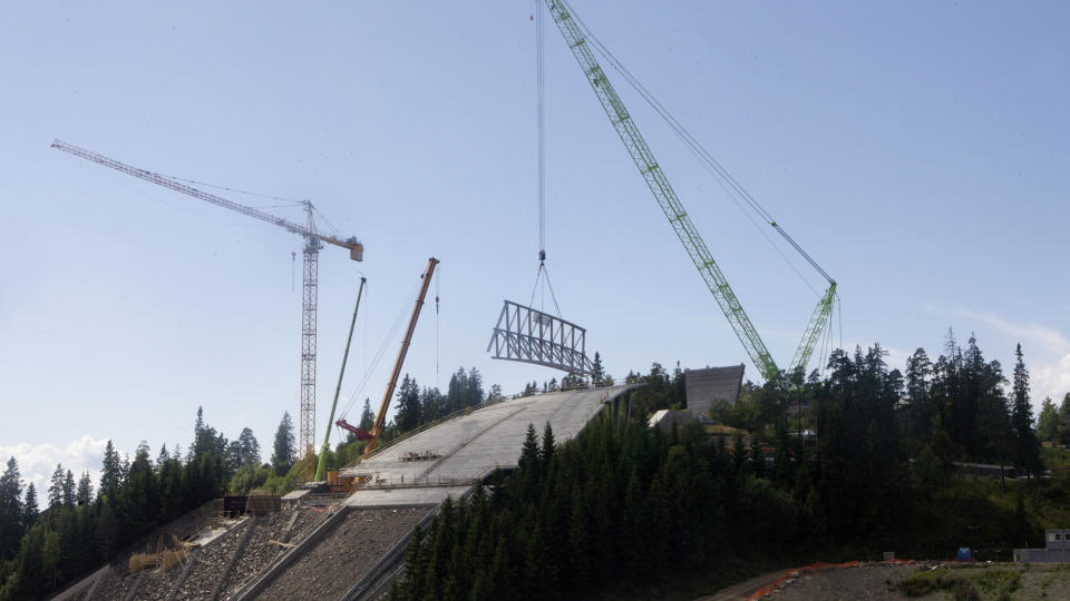 BYGGEPLASS: I g�r ble det kjent at byggingen av Holmenkollen er blitt mye dyrere enn planlagt. Foto: Morten Holm / SCANPIX
