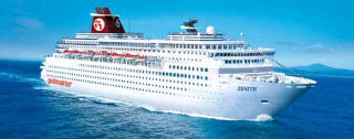  Omfanget av brannen er ikke klart. 1600 personer skal ha v�rt om bord da den br�t ut. Passasjerskipet Zenith er rundt 200 meter langt. Foto: PULLMANTUR