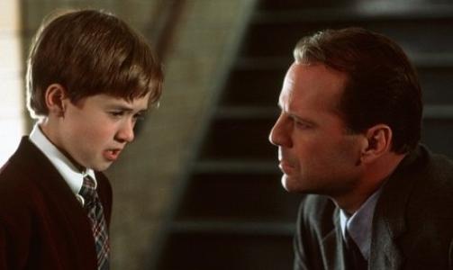 LIGNER P� FIKSJONEN: Filmen �Den sjette sansen� handler om den isolerte og ulykkelige lille gutten Cole (Haley Joel Osment) som ser de d�de, og psykologen (Bruce Willis) som pr�ver � hjelpe ham.

- Sp�kelsesjegere jeg har snakket med sier denne filmen er ganske realistisk, forteller Raahauge.