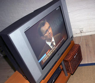 KOBLER SEG TIL DET ELEKTRISKE KRETSL�PET: Fortellingene om moderne sp�kelser handler ofte om uforklarlige hendelser med  tv-er, mobiler og stereoanlegg. FOTO: SCANPIX