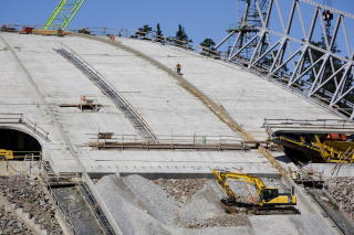 TRENGER SN�:
Byggingen av Holmekollen g�r sakte men sikkert framover tirsdag ettermiddag
Foto: Jon-Michael Josefsen / SCANPIX