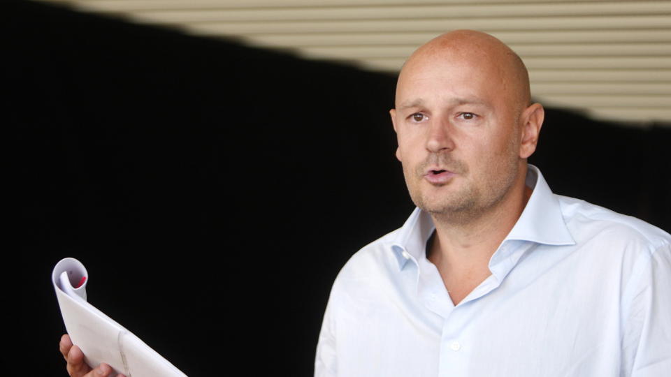 AVVISER KRITIKK: Erlend Loe klarer ikke � ta velgforskernes kritikk p� alvor. Foto: Scanpix