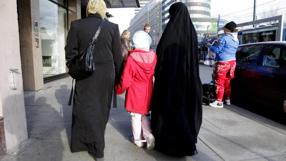 LETTERE: Mange innvandrere i Norge sender penger hjem til slektninger i utlandet. N� vil regjeringen gj�re dette lettere. Foto: Geir B�lstad