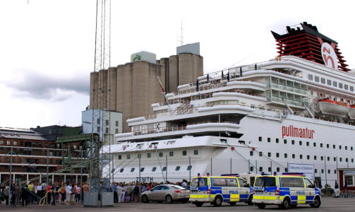 EVAKUER: Om lag 1.600 passasjerer m�tte evakueres da det br�t ut brann p� et cruiseskip som l� til kai i Frihamnen i Stockholm i ettermiddag.
Foto: Stefan Reinerdahl / SCANPIX