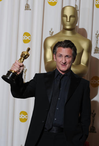 OSCARVINNER: Sean Penn vant tidligere i �r Oscar for beste mannlige skuespiller for sin rolle som Harvey Milk i filmen �Milk�. Foto: Mark Ralston/AFP