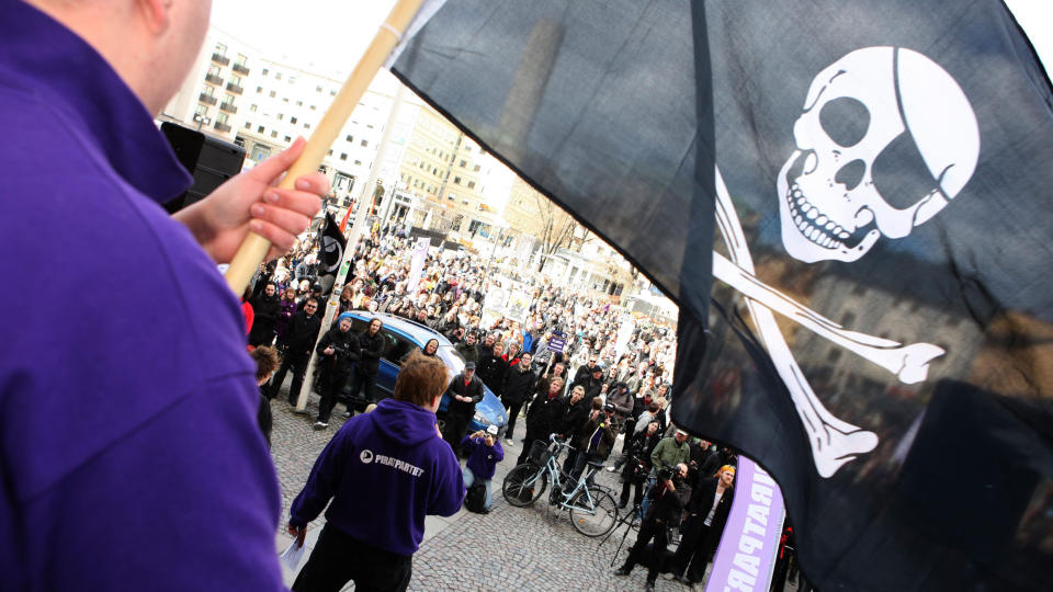  IKKE KAPTEIN SABELTANN:  Piratpartiet i spissen for en demonstrasjon til st�tte for Pirate Bay i Stockholm 18. april i �r under det svenske rettsoppgj�ret om fildeling. Foto: FRANK PERSSON, AFP/SCANPIX.