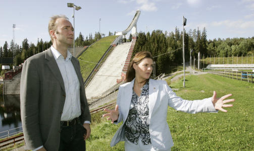 KJENTE TIL SPREKK:   Kultur-og kirkeminister Trond Giske og kulturbyr�d  Anette Wiig Bryn sammen foran Holmenkollbakken da avtalen Holmenkollenutbygging var p� plass i 2006. Byr�den skal ha v�rt kjent med den enorme kostnadsoverskridelsen allerede 1. juli, men ventet med � orientere sine overordnede. Arkivfoto: Scanpix