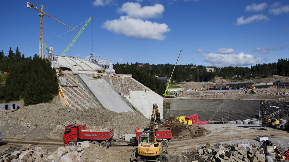 HARD JOBBING:  Det jobbes n� p� spreng for � f�r denm nye Holmennkollbakken ferdig innen pr�ve VM neste vinter. 
Foto: Jon-Michael Josefsen / SCANPIX