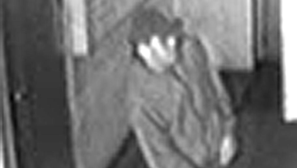 Dette bildet fra et overv�kingskamera viser mannen som er siktet for � ha antastet gutter mellom 6 og 12 �r. Foto: Politiet / SCANPIX