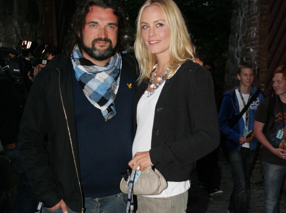 GIFTER SEG: Hank Von Helvete har v�rt sammen med modellen Gro Skaustein i halvannet �r. F�r jul kom deres lille datter til verden, og l�rdag gifter de seg. her sammen p� Harry Potter-premiere i sommer. Foto: STELLA PICTURES