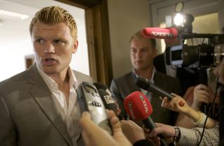 STAVANGER 20090817: 
John Arne Riise etter at han var ferdig med � vitne da rettsaken mellom Einar Baardsen og Riise startet opp igjen i Stavanger Tingrett, mandag morgen. 
Foto: Alf Ove Hansen / SCANPIX