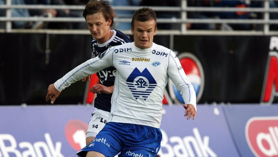 STAVANGER 20090817:
Moldes Knut Olav Rindar�y  fremst)  i duell med Andr� Danielsen under eliteseriekampen i fotball mellom  Viking og Molde i Stavanger mandag kveld. Viking vant 2-1.
Foto: Alf Ove Hansen / SCANPIX