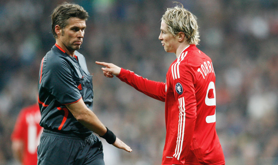 TAR DISKUSJONEN: Liverpool-manager Rafael Benitez mener Fernando Torres m� legge av seg hangen til � diskutere med dommere og motspillere. Her klager den spanske stjernespissen sin misn�ye til Roberto Rosetti.Foto: SCANPIX/AP Photo/Andres Kudacki