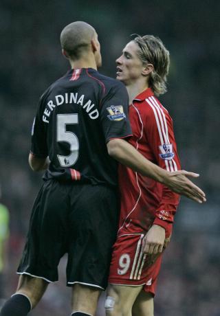 BEKYMRET: Rafa Benitez mener Premier Leagues forsvarsspillere frykter Fernando Torres. Derfor mener Liverpool-sjefen at han m� la beina snakke i m�tene med Rio Ferdinand og co.Foto: SCANPIX/EPA/MAGI HAROUN