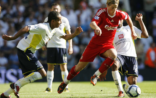 FRUSTERT: Fernando Torres var misforn�yd med mangelen p� beskyttelse han fikk fra dommer Phil Dowd i Liverpools tap mot Tottenham i serie�pningen.Foto: SCANPIX/AFP PHOTO/GLYN KIRK