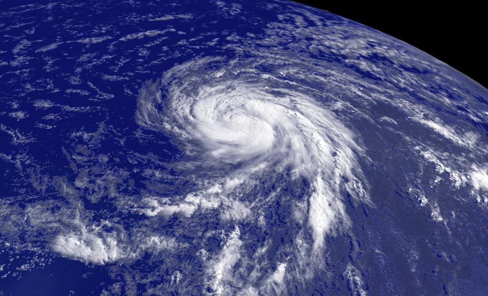 VOKSER I STYRKE: Orkanen Bill har p� kort tid blitt oppgradert fra to til fire p� Saffir-Simpson-skalaen, som har sin topp p� niv� fem. Foto: REUTERS/NOAA/SCANPIX