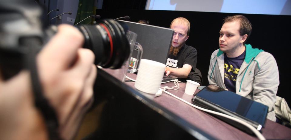 SENDTE BREV: Tidligere pressetalsmann Peter Sunde (t.h.) og de andre the Pirate Bay-bakmennene reagerer p� at de ikke er innkalt til Aker og B�rum tingrett, der kravet om at Telenor m� sperre sine kunders adgang til the Pirate Bay skal behandles. Foto: SCANPIX