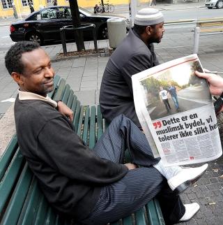 HOMOFILI FORBUDT: Muslimske Yusuf Suleiman (38) forteller at homofili er forbudt blant muslimer, men synes det er greit at nordmenn praktiserer det. Foto: Øistein Norum Monsen HOMOFILI FORBUDT: Muslimske Yusuf Suleiman (38) forteller at homofili er forbudt blant muslimer, men synes det er greit at nordmenn praktiserer det. Foto: Øistein Norum Monsen