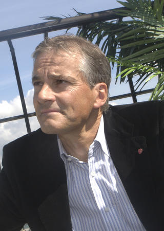 KOMMER TIL DEBATT: Utenriksminister Jonas Gahr St�re fra Arbeiderpartiet komemrtil kveldens debatt i Oslo nyest moske. Foto: Morten Holm  / SCANPIX