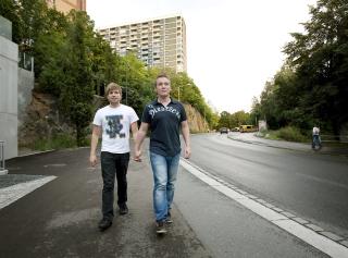 SKAPTE FURORE: Samboerparet Anders Rasmushaugen (24) og Michael Eimstad (33) gikk hånd i hånd på Grønland i Oslo, da en utenlandsk mann fortalte dem at de var i en muslimsk bydel og det der liker jeg ikke. Deretter ble Anders sparket i låret. Foto: Henning Lillegård SKAPTE FURORE: Samboerparet Anders Rasmushaugen (24) og Michael Eimstad (33) gikk hånd i hånd på Grønland i Oslo, da en utenlandsk mann fortalte dem at de var i en muslimsk bydel og det der liker jeg ikke. Deretter ble Anders sparket i låret. Foto: Henning Lillegård