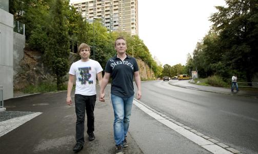 HETSET: Kj�resteparet Anders Rasmushaugen (24) og Michael Eimstad (33) fikk ikke vise sin kj�rlighet ustraffet p� Gr�nland i Oslo. Foto: HENNING LILLEG�RD