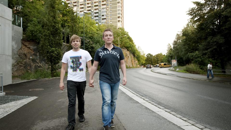 SKAPTE FURORE: Samboerparet Anders Rasmushaugen (24) og Michael Eimstad (33) gikk h�nd i h�nd p� Gr�nland i Oslo, da en utenlandsk mann fortalte dem at de var i en muslimsk bydel og det der liker jeg ikke. Deretter ble Anders sparket i l�ret. Foto: Henning Lilleg�rd