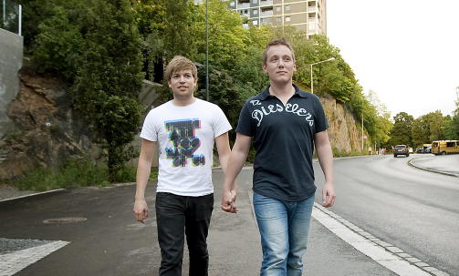 HETSET: Kj�resteparet Anders Rasmushaugen (24) og Michael Eimstad (33) fikk ikke vise sin kj�rlighet ustraffet p� Gr�nland i Oslo. Foto: HENNING LILLEG�RD