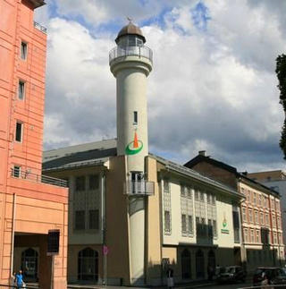 DEBATT: Det er debatt i Islamic Cultural Centre i T�yenbekken i Oslo i kveld. Foto: ICC