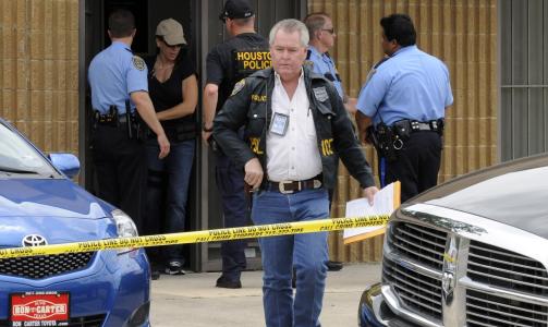 RAZZIA: 22. juli gjennomf�rte narkotikapolitiet en razzia mot Dr. Conrad Murrays klinikk i Houston. If�lge Murrays advokat lette politiet etter bevis for uaktsomt drap. Foto: Pat Sullivan / AP