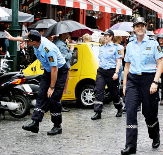OGS� ONKEL POLITI: Skeive i politiet deltar under paraden. Foto: Torbj�rn Gr�nning / Dagbladet