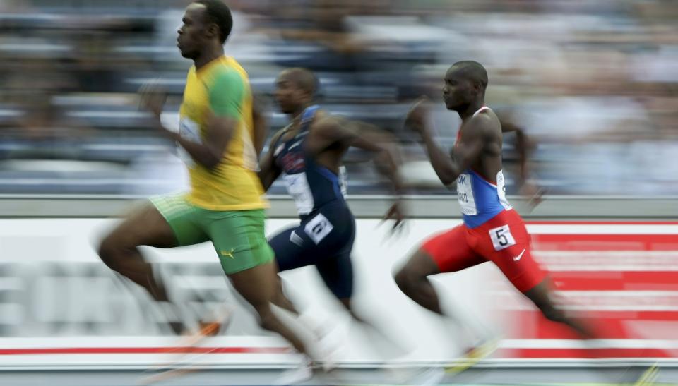LETT MATCH: Usain Bolt (t.v.) kontrollerte inn til en enkel seier i semifinalen p� 200 meter i kveld. Her foran amerikanske Shawn Crawford og Alonso Edward fra Panama.Foto: Kai Pfaffenbach, Reuters/Scanpix