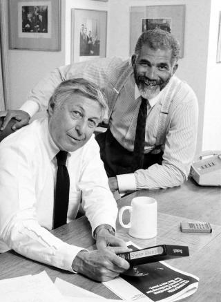 PRODUSENT: Don Hewitt var produsent for �60 Minutes� i 36 �r. P� dette bildet fra 1987 er han sammen med en av journalistene i programmet, Ed Bradley, som selv d�de av kreft i 2006. Foto: Rene Perez / AP