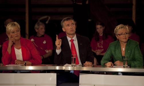 SNAKKET MED ANDRE: Statsminister Jens Stoltenberg (i midten) bekrefter overfor Dagbladet at han snakket med venstreleder Lars Sponheim om andre alternativer dersom flertallet med Kristin Halvorsen og SV (t.v.) og Liv Signe Navarsete og SP (t.h.) falt. Foto:  Tor Erik Schr�der / SCANPIX