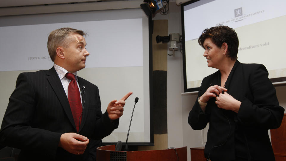 - TULLEPOLITIK FOR VOLDTEKTSOFRE: - Storberget snakker
mye. Men det er dessverre spill for galleriet, raser Rita Sletner,
leder av Storbergets voldtektsutvalg, n� Venstre-politiker i valgkamp. Foto: Bj�rn Sigurds�n / SCANPIX