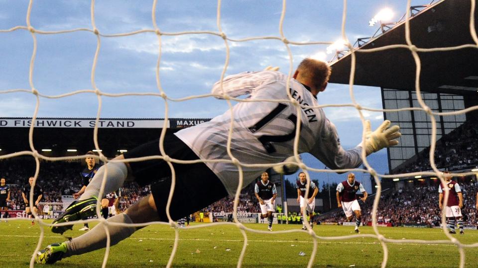 STRAFFEMISS: Manchester United misbrukte det de fikk av muligheter. Som dette straffesparket fra Michael Carrick som ble glimrende reddet av Burnley-keeper Brian Jensen.Foto: Nigel Roddis, Reuters/Scanpix
