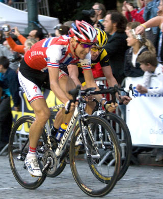KOMMENDE LAGKAMERATER? Lance Armstrong sa i g�r at Kurt Asle Arvesen er en rytter han f�lger med p�, n�r han n� skal sette sammen et nytt lag. Foto: Bj�rn Sigurds�n / SCANPIX
