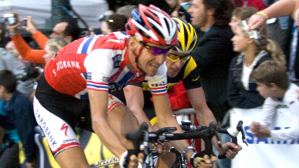 LAGKAMERATER? Kurt Asle Arvesen og Lance Armstrong snakket sammen under dagens Oslo Grand Prix. Etter sesongen g�r Saxo Bank-kontrakten til Arvesen ut ... Foto: Bj�rn Sigurds�n/SCANPIX