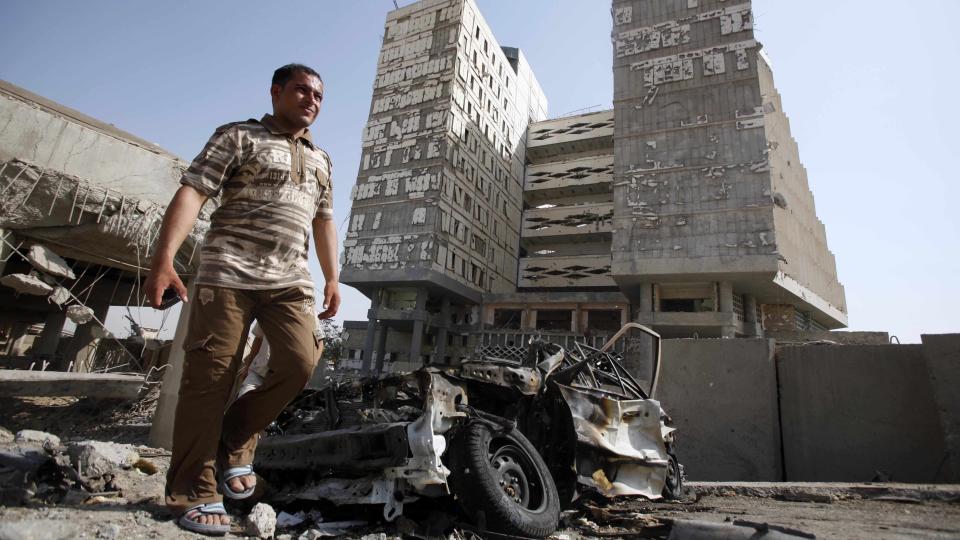  BLODIG ONSDAG:  En rekke bomber ble utl�st i Iraks hovedstad onsdag - 95 mennesker ble drept og rundt 600 skadd. Her etter at en kraftig bilbombe gikk av utenfor Finansdepartementet nord i Bagdad. Foto: AP/SCANPIX.