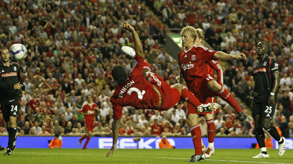 FOR EN HJEMMEDEBUT: Liverpools Glen Johnson setter inn 2-0 med et brassespark. Ha la ogs� innlegget foran 4-0 p� overtid. Foto: Ian Kington, AFP/Scanpix