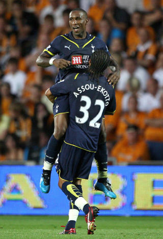 S�RKLASSE: Tottenham Hotspur st�r med full pott, her feires Jermain Defoes tre m�l mot Hull onsdag. Foto: AP/Nick Potts/PA