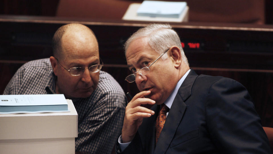 BLIR IRETTESATT: Israels visestatsminister Moshe Yaalon (t.v.) kan vente seg refs fra sjef Benjamin Netanyahu etter sine uttalelser om landets fredsbevegelse. Foto: AMMAR AWAD/REUTERS/SCANPIX