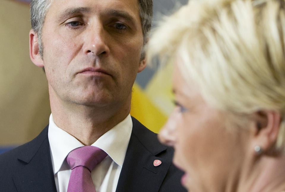 KNIVER OM MANDATENE: Jens Stoltenberg og Siv Jensen h�per begge � sanke flest nye mandater under stortingsvalget. Foto: BJ�RN SIGURDS�N/SCANPIX