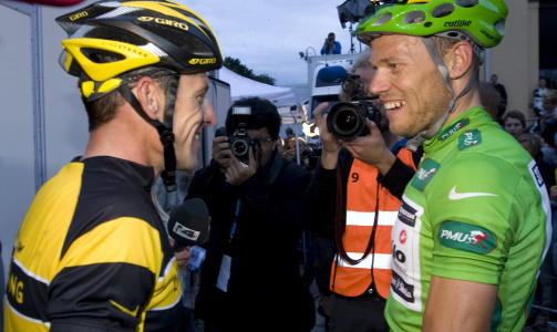 TOPPM�TE: Lance Armstrong og Thor Hushovd kjempet om seieren i Oslo Grand Prix i g�r kveld. Amerikaneren m�tte gi seg og ble tatt igjen av flere - mens Grimstad-oksen vant rittet. Foto: Bj�rn Sigurds�n / SCANPIX