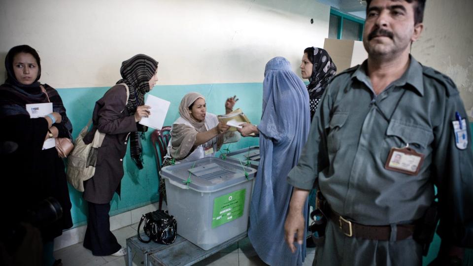 H�Y SIKKERHET:  
Valglokalene har �pnet i Afghanistan. Det afghanske folket g�r til valg under en skygge av trusler. 300 0000 soldater er kalt ut for � beskytte velgerne. Foto: EPA/HADI TABRIZI/SCANPIX