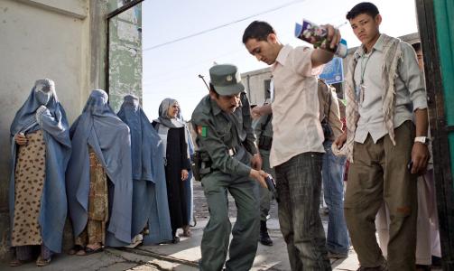 K�:  Ved dette stemmelokalet i Kabul er det k�, men det meldes om labert oppm�te i morgentimene i dag. Foto:  EPA/HADI TABRIZI/SCANPIX