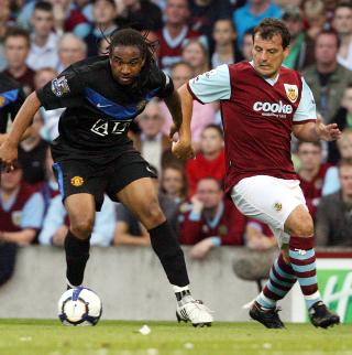 MATCHVINNER: Robbie Blake (t.h.) fikk kjempetreff p� volley og banket inn kampens eneste m�l etter 19 minutter p� Turf Moor. Foto: Lindsey Parnaby, EPA/Scanpix