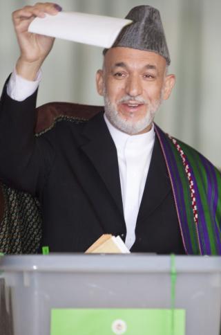  FAVORITT:  Sittende president Hamid Karzai var tidlig p� plass for � avgi sin stemme i dag. Han er storfavoritt til � vinne valget. Foto: EPA/OLIVIER MATTHYS/SCANPIX