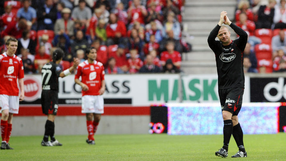 FOR KORT KONTRAKT OG FOR LITE PENGER: Fredrikstads Raymond Kvisvik kan forsvinne fra klubben. Her mot Brann. Foto: Marit Hommedal  / SCANPIX  .
