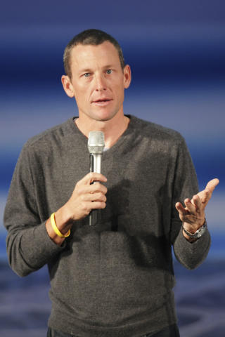 FOREDRAGSHOLDER: Lance Armstrong fortalte om veien tilbake fra kreften under et foredrag i Folketeateret i Oslo i dag. Foto: Stian Lysberg Solum / SCANPIX
